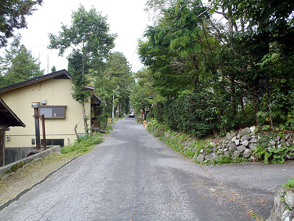 戸隠高原横倉ＹＨ前の道